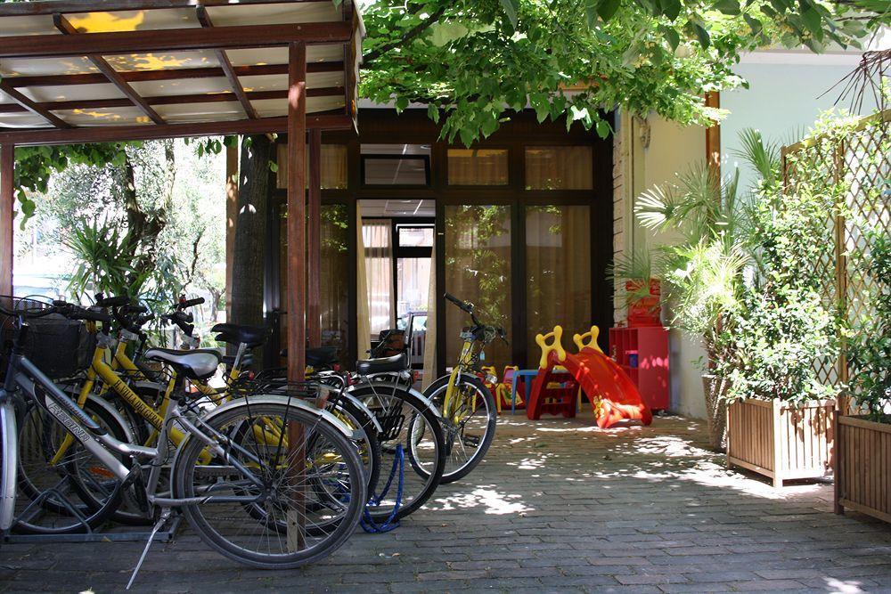 Hotel Villa Dei Gerani Rimini Exterior foto
